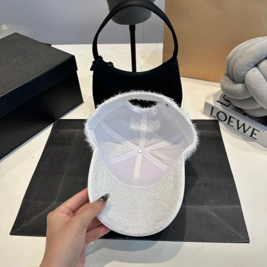 P60 CHANEL Chanel's new autumn and winter small fragrance style baseball cap🧢, the big brand model is super easy to match, one that you can wear with your eyes closed