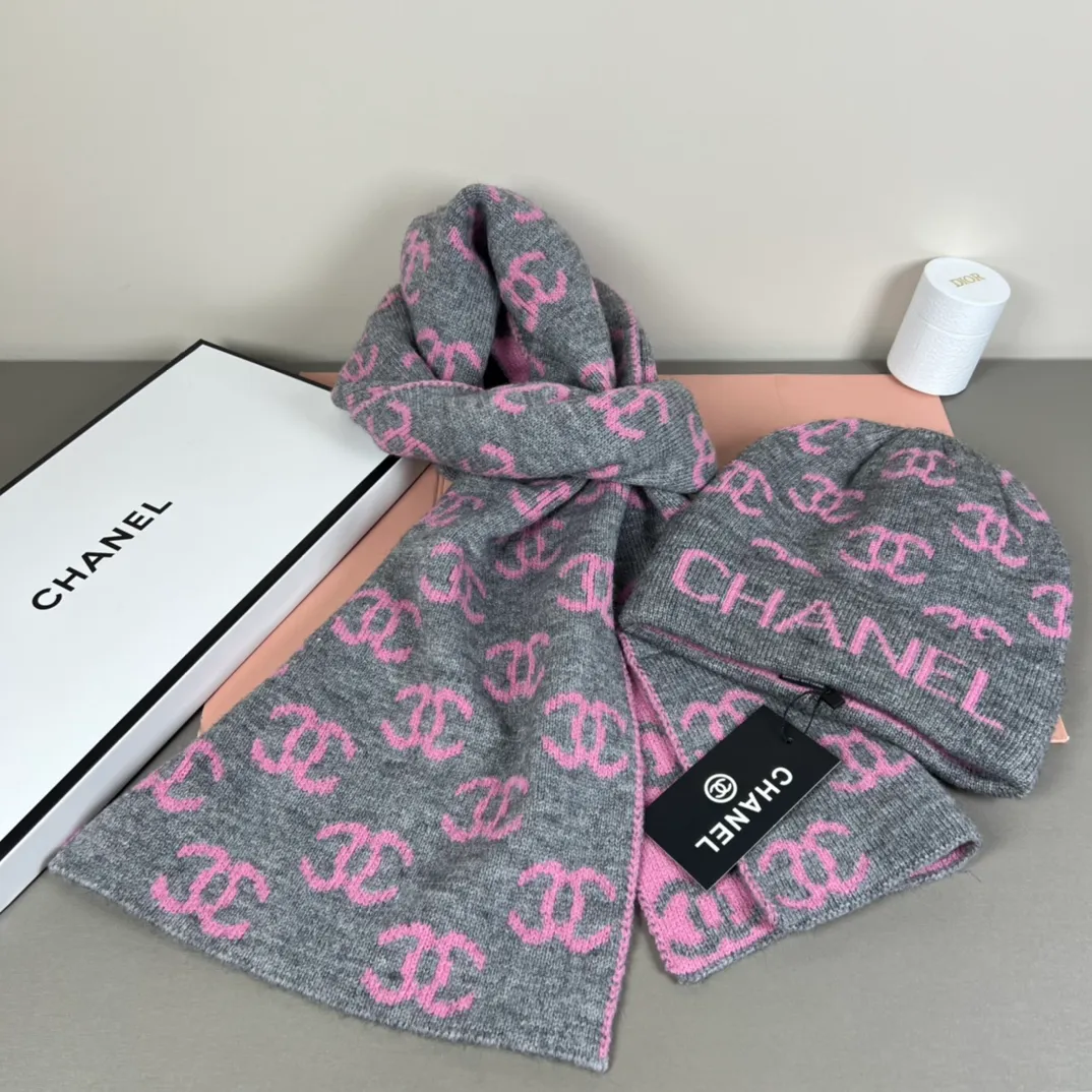 P150 CHANEL Xiaohongshu popular style, official website new classic suit hat! Hat ➕Scarf! It feels great in hand! It’s warm and super comfortable. This winter, all you need is a hat set like this. It’s warm and fashionable! Welcome to choose!!