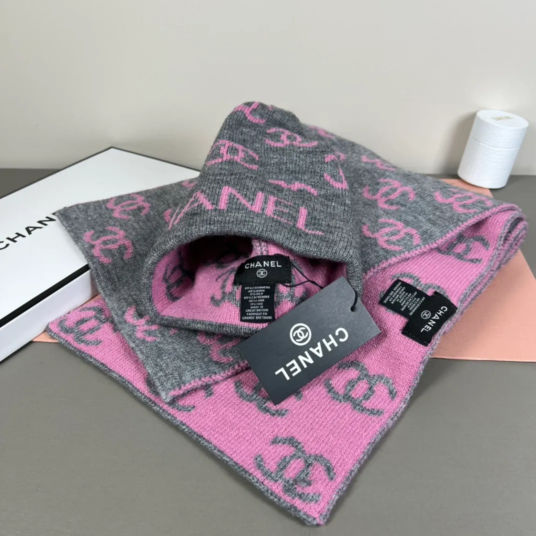 P150 CHANEL Xiaohongshu popular style, official website new classic suit hat! Hat ➕Scarf! It feels great in hand! It’s warm and super comfortable. This winter, all you need is a hat set like this. It’s warm and fashionable! Welcome to choose!!