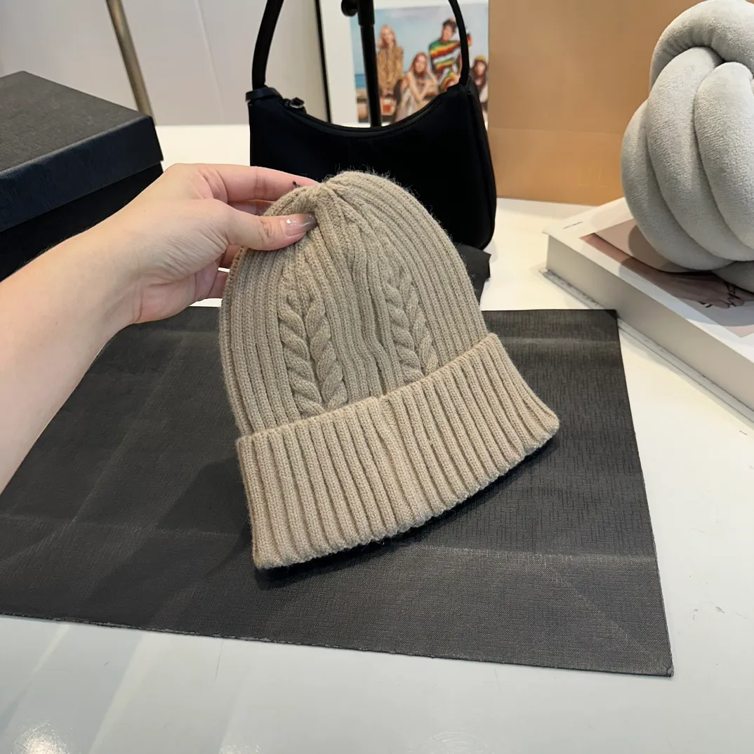 P50 CHANEL Autumn and Winter Striped Twist Wool Knitted Thick Cuffed Beanie Hat. The year-end heavy-duty high-looking fairy knitted hat is extremely versatile, easy on the head, and feels extremely soft and waxy. High-elastic rabbit wool does not deform.