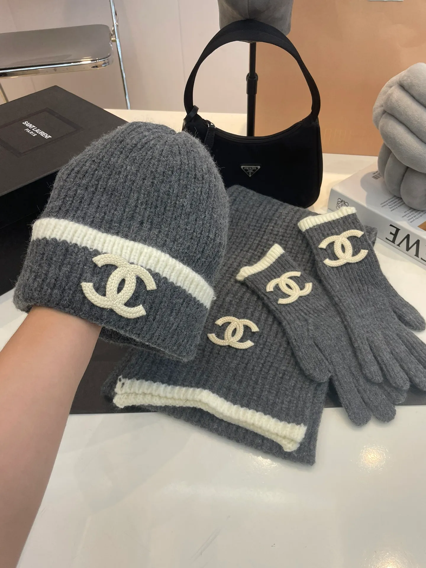 P180 CHANEL [Wool Suit, Scarf + Gloves + Hat-] Classic suit, hat, wool knitted hat and gloves, warm and super comfortable for winter. It’s a magical tool for young ladies to reduce their age~warm and fashionable! Can be made into mother-daughter parent-child style. Scarf: 185/35cm. Hat. Head circumference around 57 cm.
