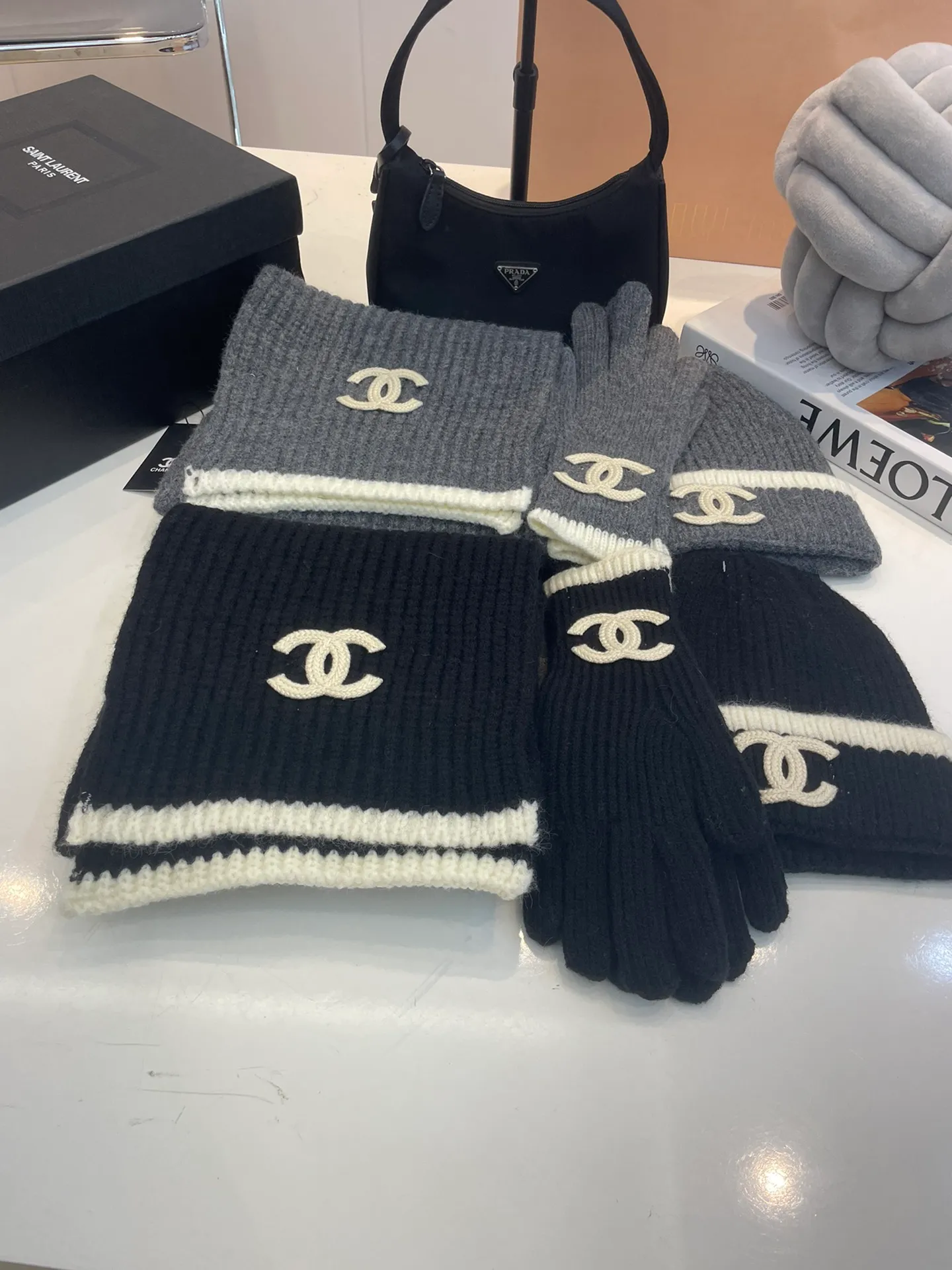 P180 CHANEL [Wool Suit, Scarf + Gloves + Hat-] Classic suit, hat, wool knitted hat and gloves, warm and super comfortable for winter. It’s a magical tool for young ladies to reduce their age~warm and fashionable! Can be made into mother-daughter parent-child style. Scarf: 185/35cm. Hat. Head circumference around 57 cm.