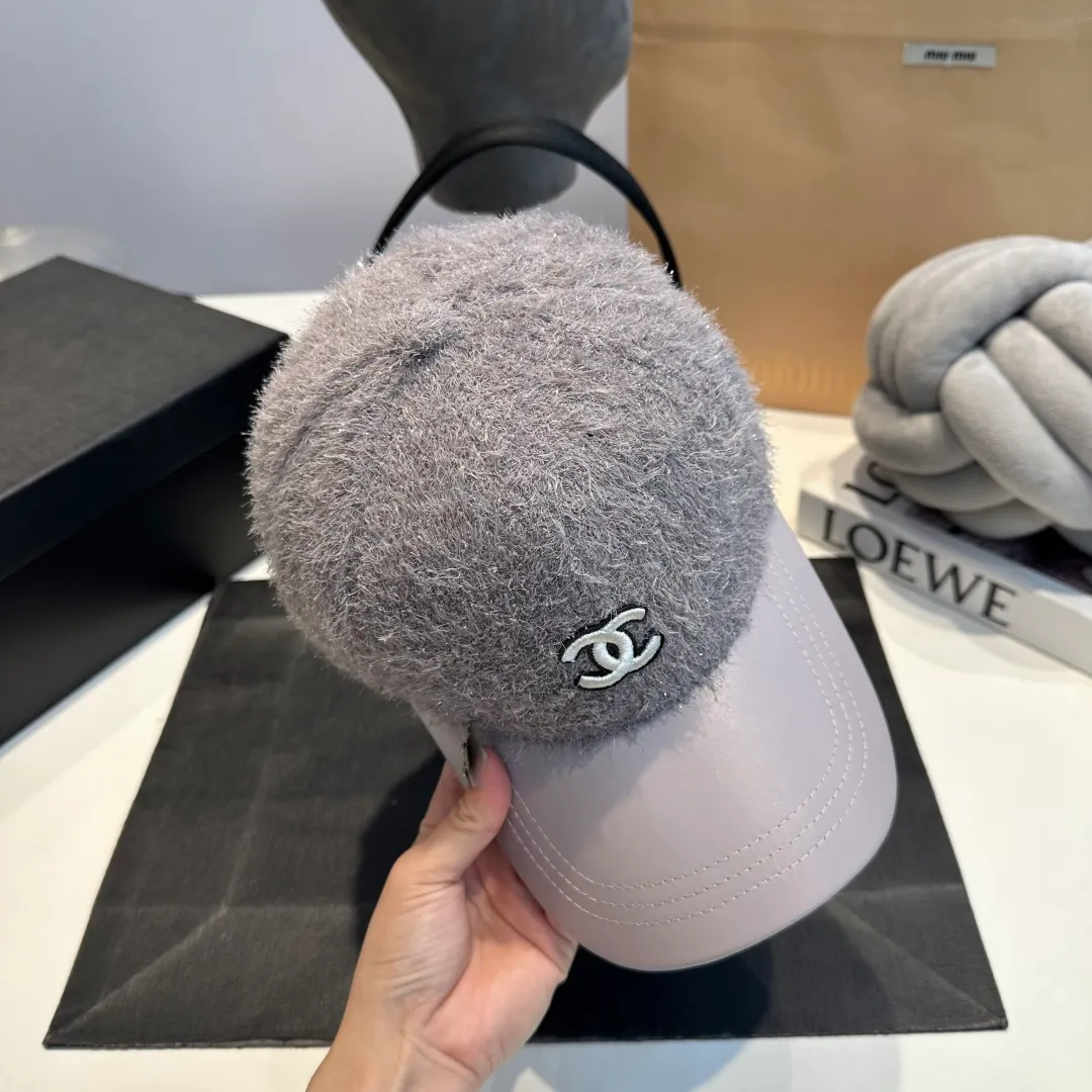 P60 CHANEL Chanel's new autumn and winter small fragrance style baseball cap🧢, the big brand model is super easy to match, one that you can wear with your eyes closed