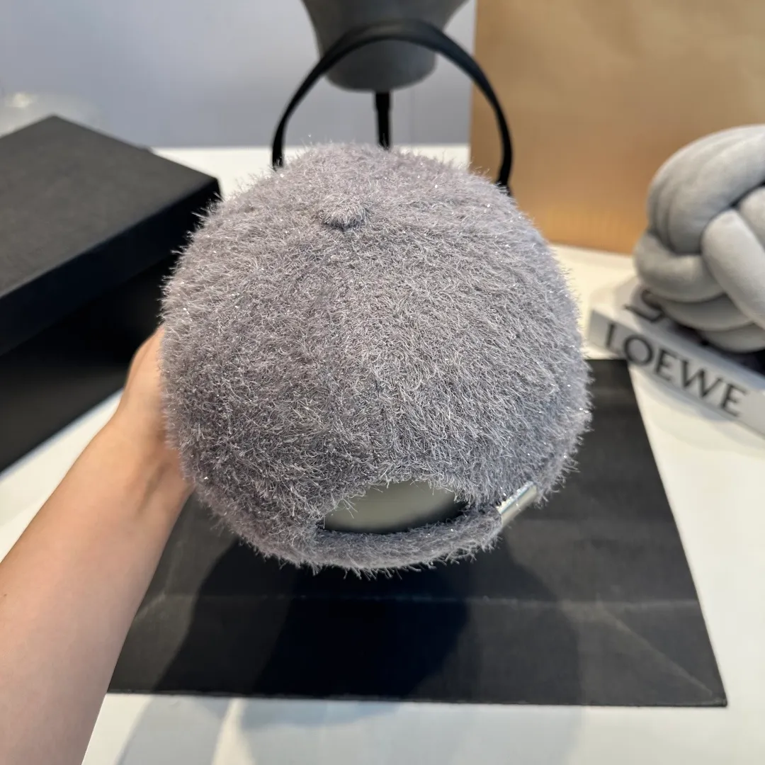 P60 CHANEL Chanel's new autumn and winter small fragrance style baseball cap🧢, the big brand model is super easy to match, one that you can wear with your eyes closed