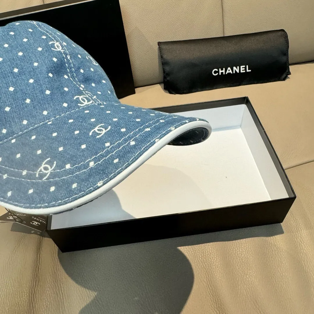 p90, Chanel (Chanel) new original baseball cap, denim small double C, 1:1 mold opening and customization at the counter, original denim fabric + first-layer cowhide, light and breathable! The quality is great, the basic head circumference is 56cm, and the patch is adjustable.