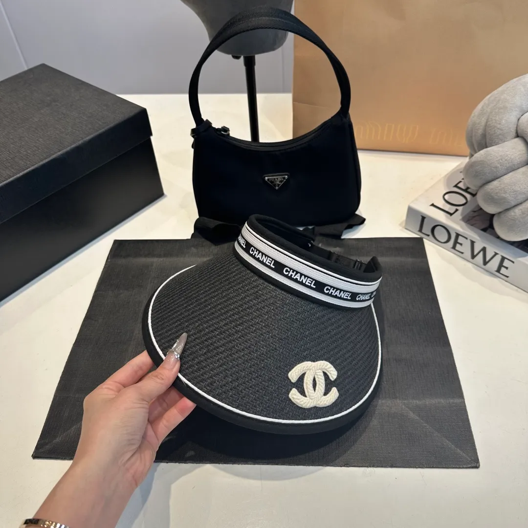 P46 Chanel's new empty top hat, sweet style 💙Because the hat is hollow, it won't feel stuffy in summer and it doesn't pick up your hairstyle and face shape! The sun protection effect is no less than that of a professional sun protection cloth hat. Just buy the modern style.
