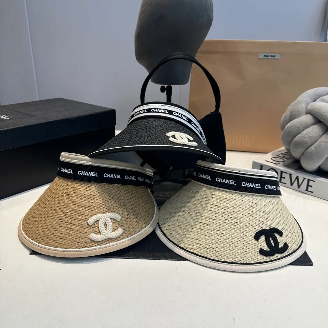 P46 Chanel's new empty top hat, sweet style 💙Because the hat is hollow, it won't feel stuffy in summer and it doesn't pick up your hairstyle and face shape! The sun protection effect is no less than that of a professional sun protection cloth hat. Just buy the modern style.