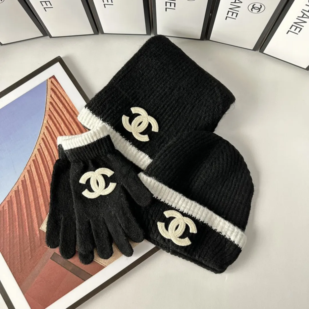 Special P250 comes with dust bag. Chanel classic suit (hat➕scarf➕gloves) is warm and super comfortable~A great tool for young ladies to reduce their age in winter~This winter, all you need is a set of hats~warm and fashionable! Unisex model! Can be made as a couple model! Many styles, welcome to choose!