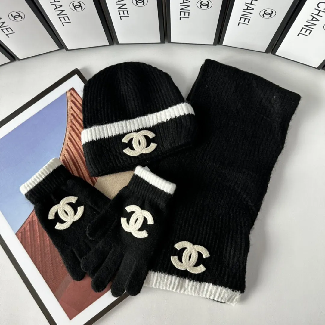 Special P250 comes with dust bag. Chanel classic suit (hat➕scarf➕gloves) is warm and super comfortable~A great tool for young ladies to reduce their age in winter~This winter, all you need is a set of hats~warm and fashionable! Unisex model! Can be made as a couple model! Many styles, welcome to choose!