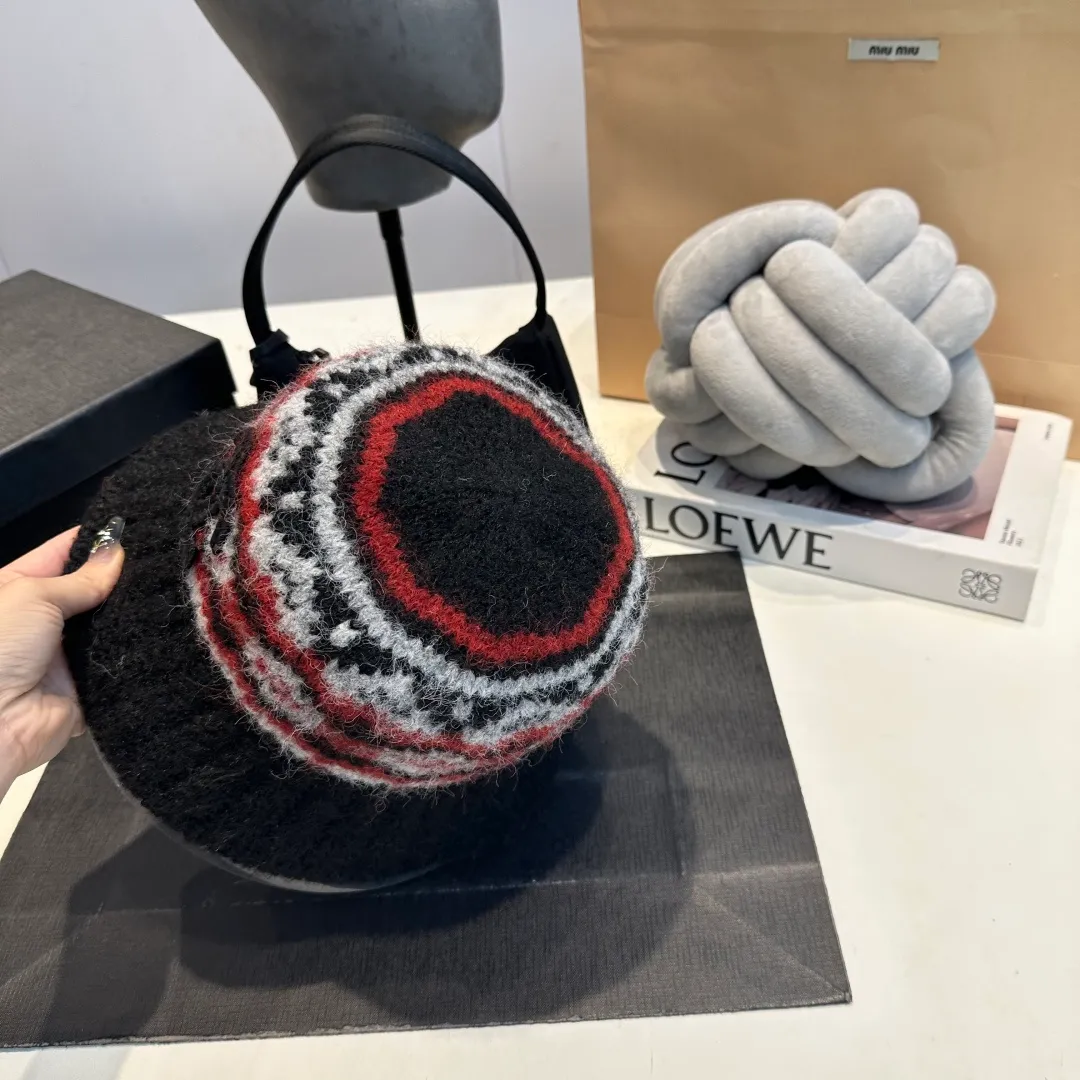 P60 CHANEL Chanel 2025 autumn and winter new small fragrant style fisherman hat unique design ~ a retro literary style