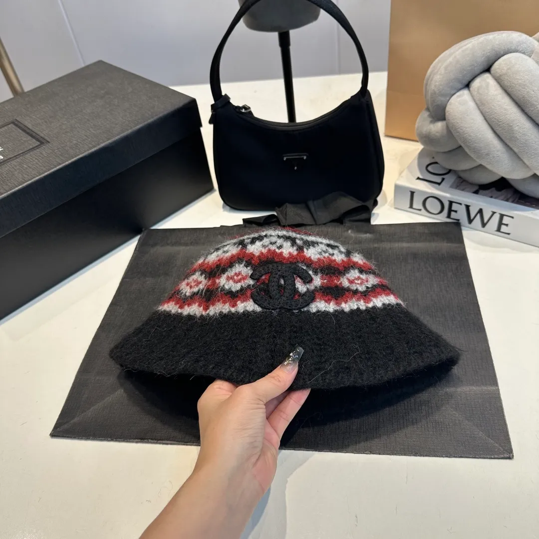 P60 CHANEL Chanel 2025 autumn and winter new small fragrant style fisherman hat unique design ~ a retro literary style