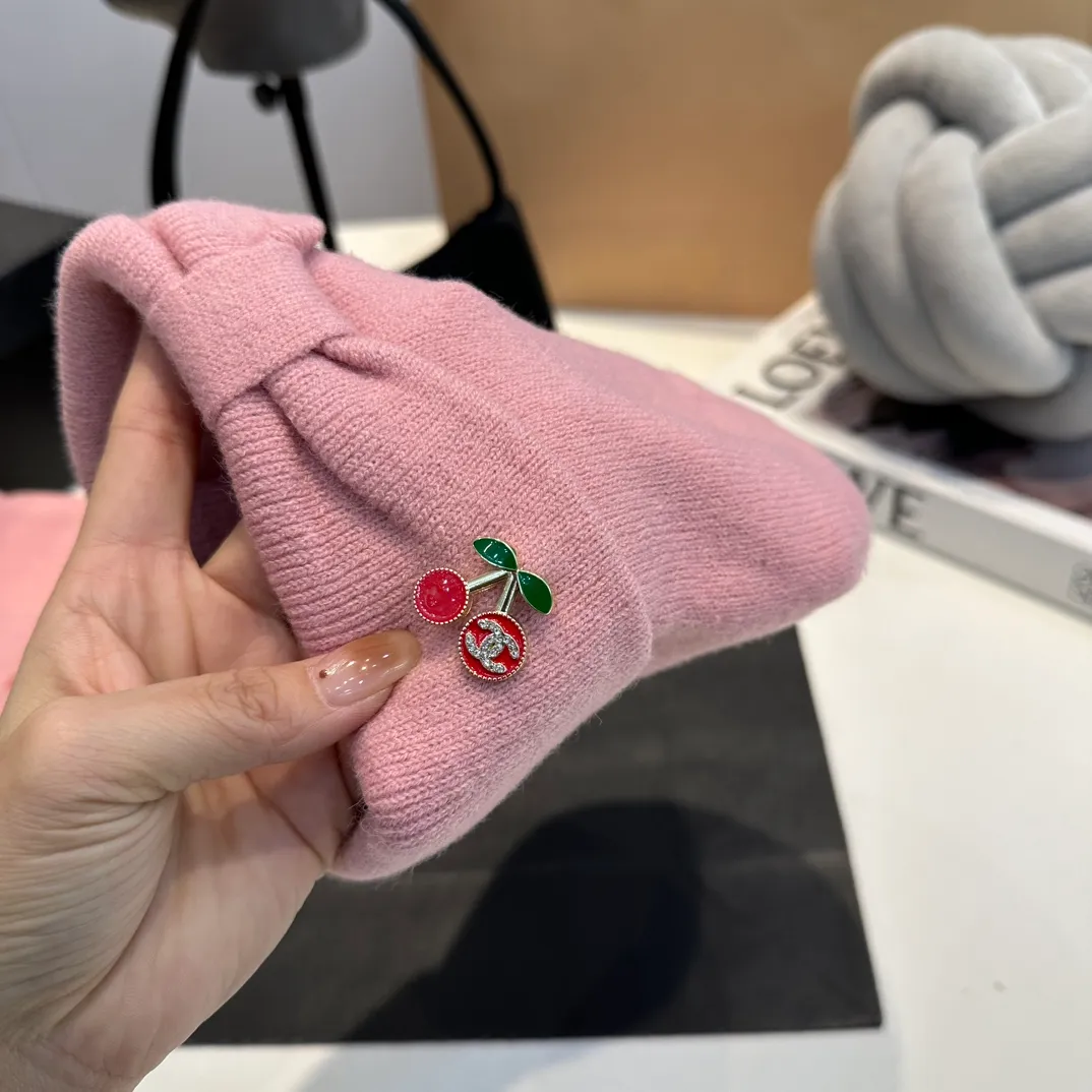 P140 Chanel Chanel children's knitted beanie cherry three-piece set, scarf, hat, gloves, super warm