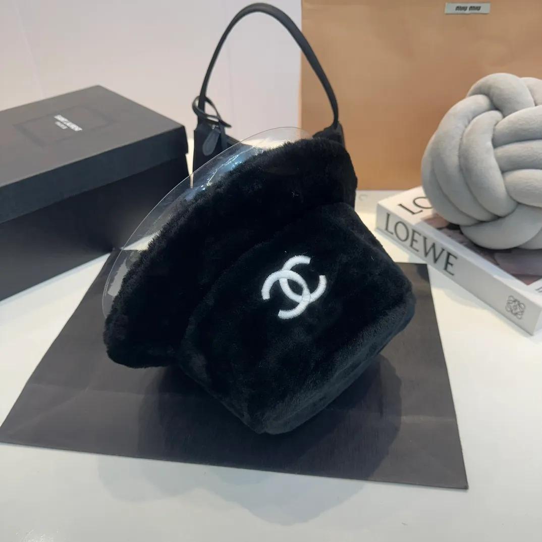 P100 HANEL Chanel 2023 autumn and winter new rabbit plush thickened warm fisherman hat, it can be beautiful even when it snows. Autumn and winter cold hat, black and white