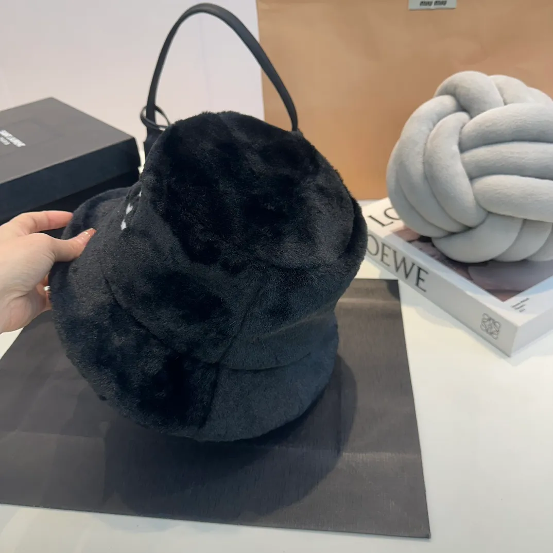P100 HANEL Chanel 2023 autumn and winter new rabbit plush thickened warm fisherman hat, it can be beautiful even when it snows. Autumn and winter cold hat, black and white