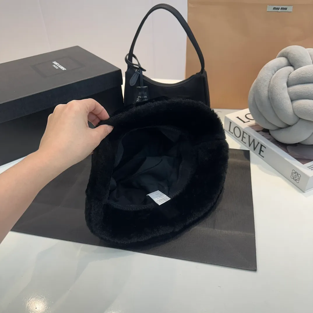 P100 HANEL Chanel 2023 autumn and winter new rabbit plush thickened warm fisherman hat, it can be beautiful even when it snows. Autumn and winter cold hat, black and white