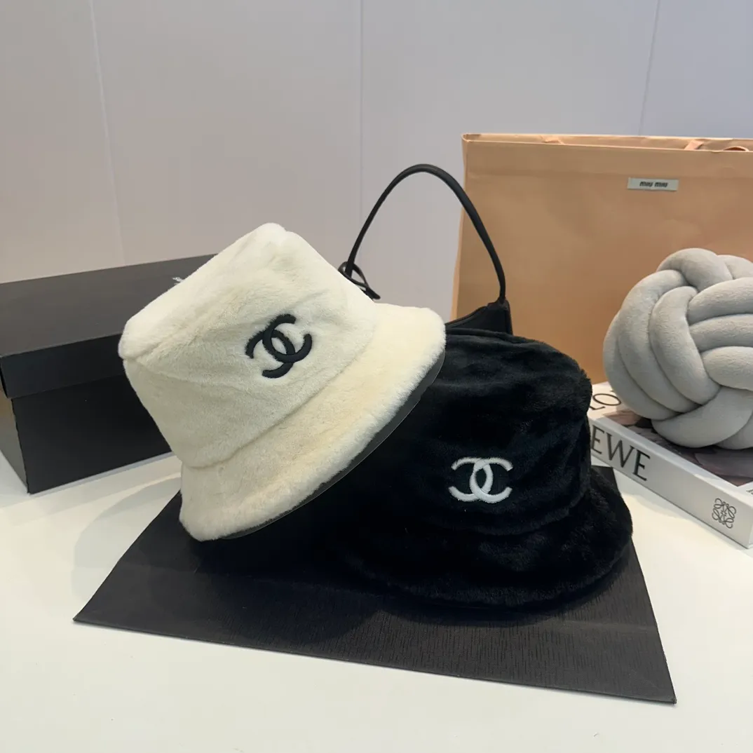 P100 HANEL Chanel 2023 autumn and winter new rabbit plush thickened warm fisherman hat, it can be beautiful even when it snows. Autumn and winter cold hat, black and white