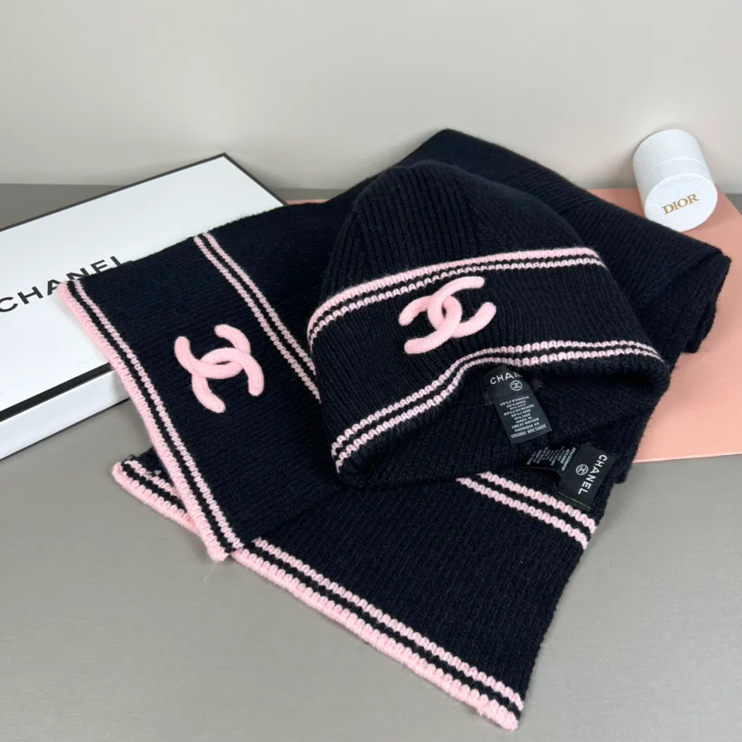 P170 CHANEL Xiaohongshu popular style, official website new classic suit hat! Hat ➕Scarf! It feels great in hand! It’s warm and super comfortable. This winter, all you need is a hat set like this. It’s warm and fashionable! Welcome to choose!!