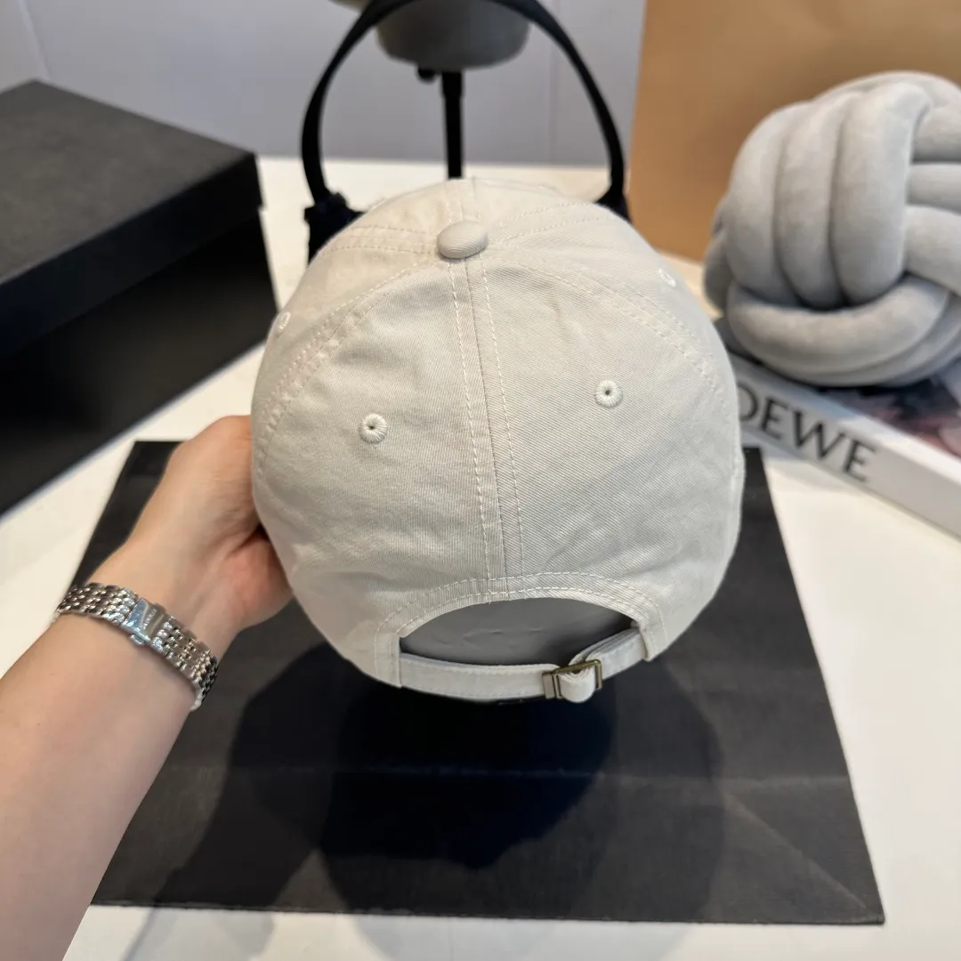 P60 Chanel Chanel 25 spring and summer new hole baseball cap, personalized broken corner brim design is full of sense