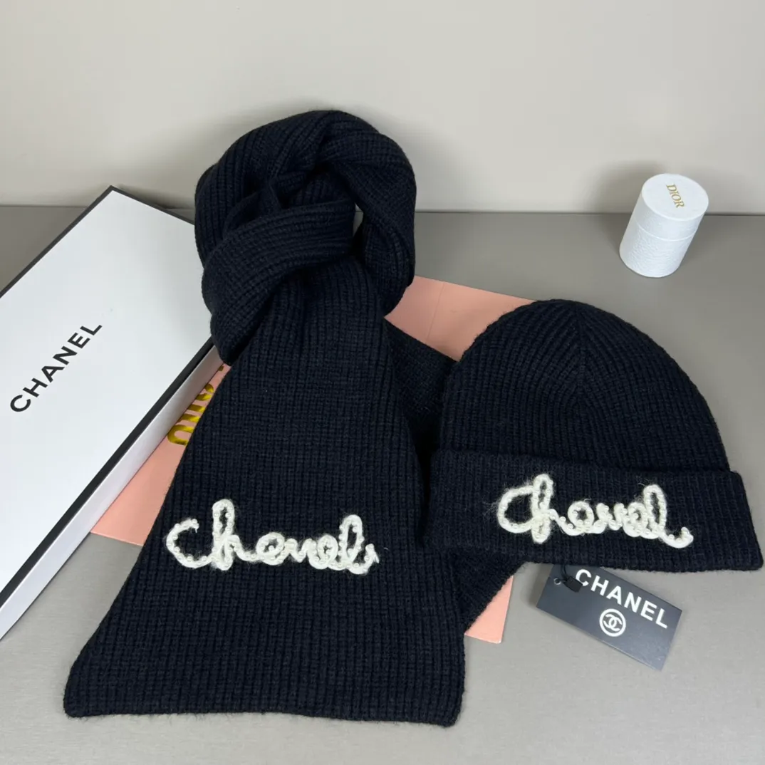 P160 CHANEL Xiaohongshu hot style, official website new classic suit hat! Hat ➕Scarf! It feels great in hand! It’s warm and super comfortable. This winter, all you need is a hat set like this. It’s warm and fashionable! Welcome to choose!!
