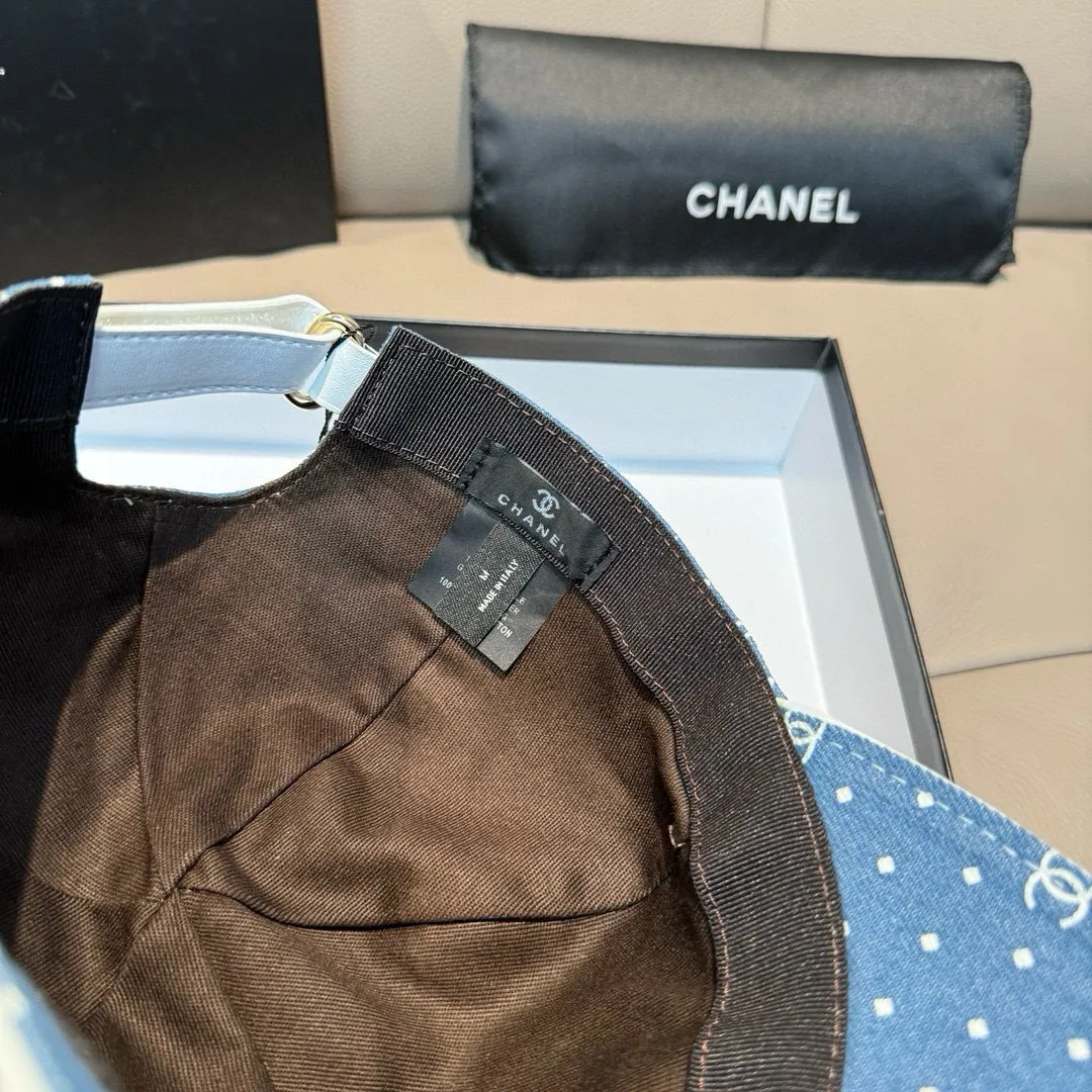 p90, Chanel (Chanel) new original baseball cap, denim small double C, 1:1 mold opening and customization at the counter, original denim fabric + first-layer cowhide, light and breathable! The quality is great, the basic head circumference is 56cm, and the patch is adjustable.