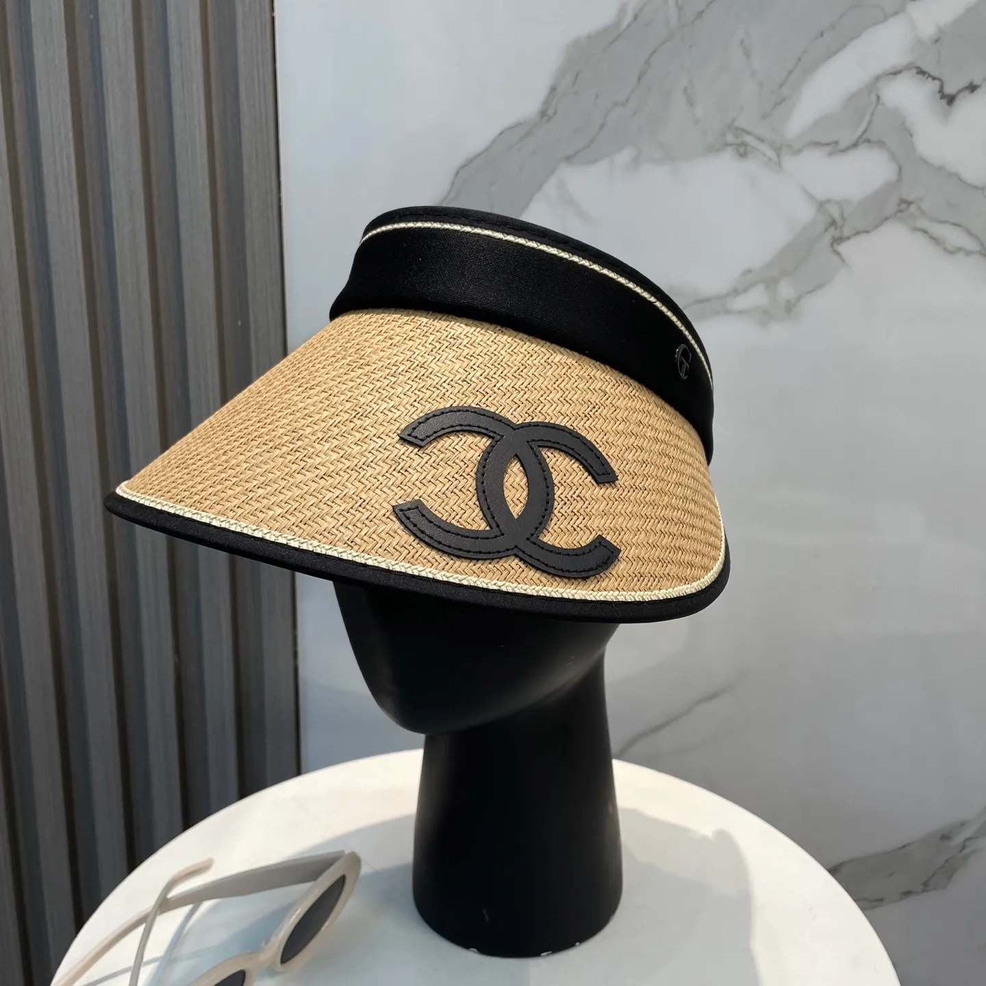 P50 Chanel's new empty top hat, sweet style 💙Because the hat has an empty top, you won't have a dull feeling in summer and it doesn't pick up your hairstyle and face shape! The sun protection effect is no less than that of a professional sun protection cloth hat. Just buy the western style one🙄