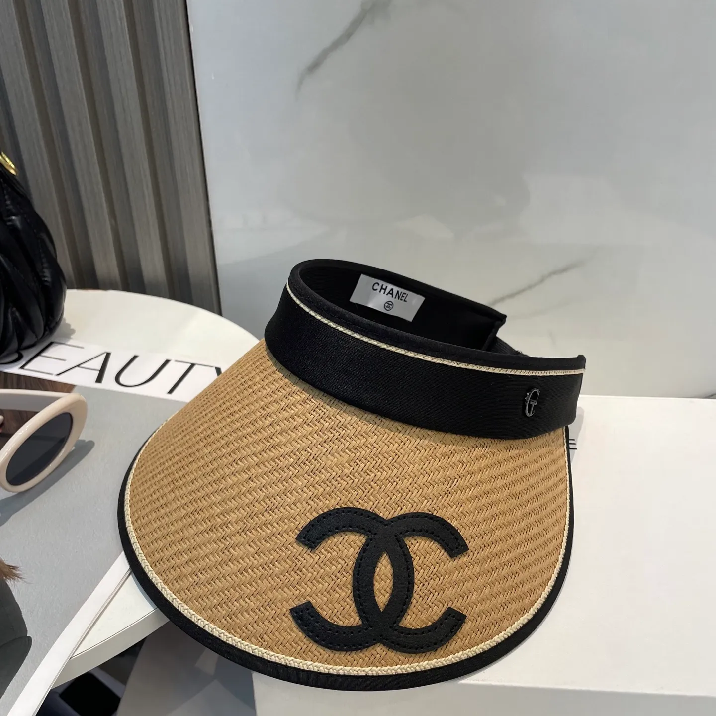 P50 Chanel's new empty top hat, sweet style 💙Because the hat has an empty top, you won't have a dull feeling in summer and it doesn't pick up your hairstyle and face shape! The sun protection effect is no less than that of a professional sun protection cloth hat. Just buy the western style one🙄