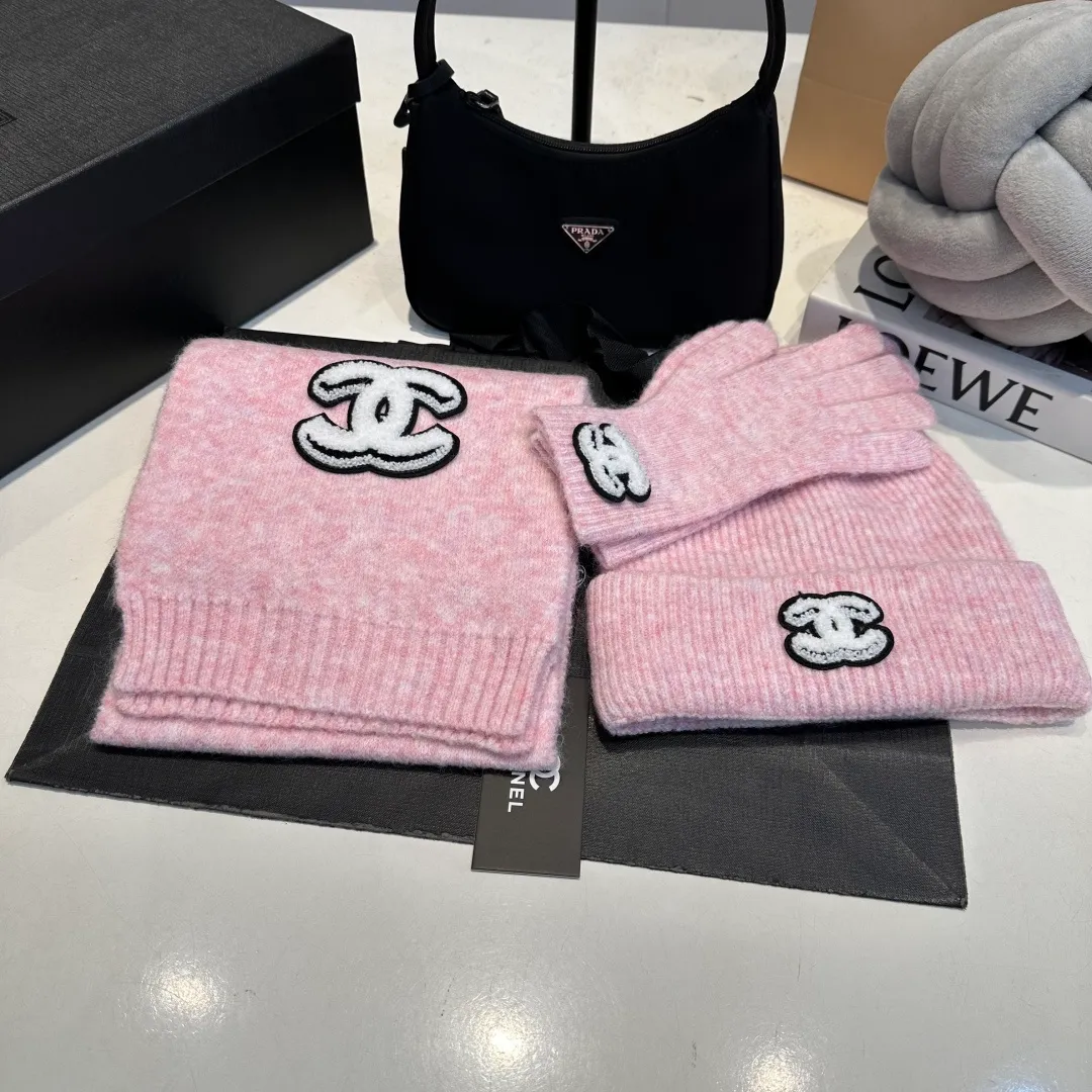 P170 CHANEL Xiaohongshu popular style, official website new classic suit hat! Hat+glove+hat feels great! It’s warm and super comfortable. This winter, all you need is a hat set like this. It’s warm and fashionable! Welcome to choose!!