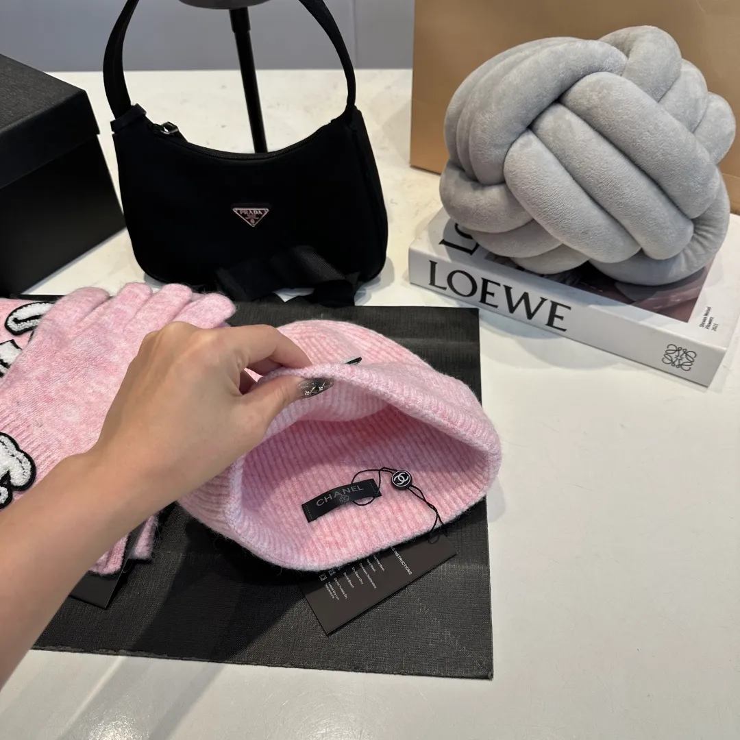 P170 CHANEL Xiaohongshu popular style, official website new classic suit hat! Hat+glove+hat feels great! It’s warm and super comfortable. This winter, all you need is a hat set like this. It’s warm and fashionable! Welcome to choose!!