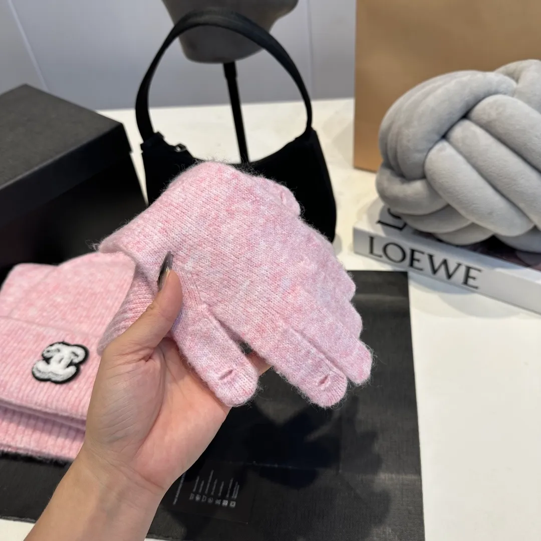 P170 CHANEL Xiaohongshu popular style, official website new classic suit hat! Hat+glove+hat feels great! It’s warm and super comfortable. This winter, all you need is a hat set like this. It’s warm and fashionable! Welcome to choose!!