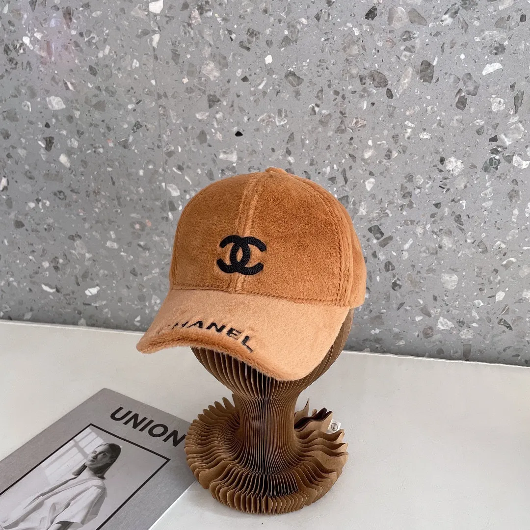 P60 CHANEL Chanel] 2022 new autumn and winter small fragrance style baseball cap🧢, plush and very comfortable. The big brand model is super easy to match, one that you can wear with your eyes closed.