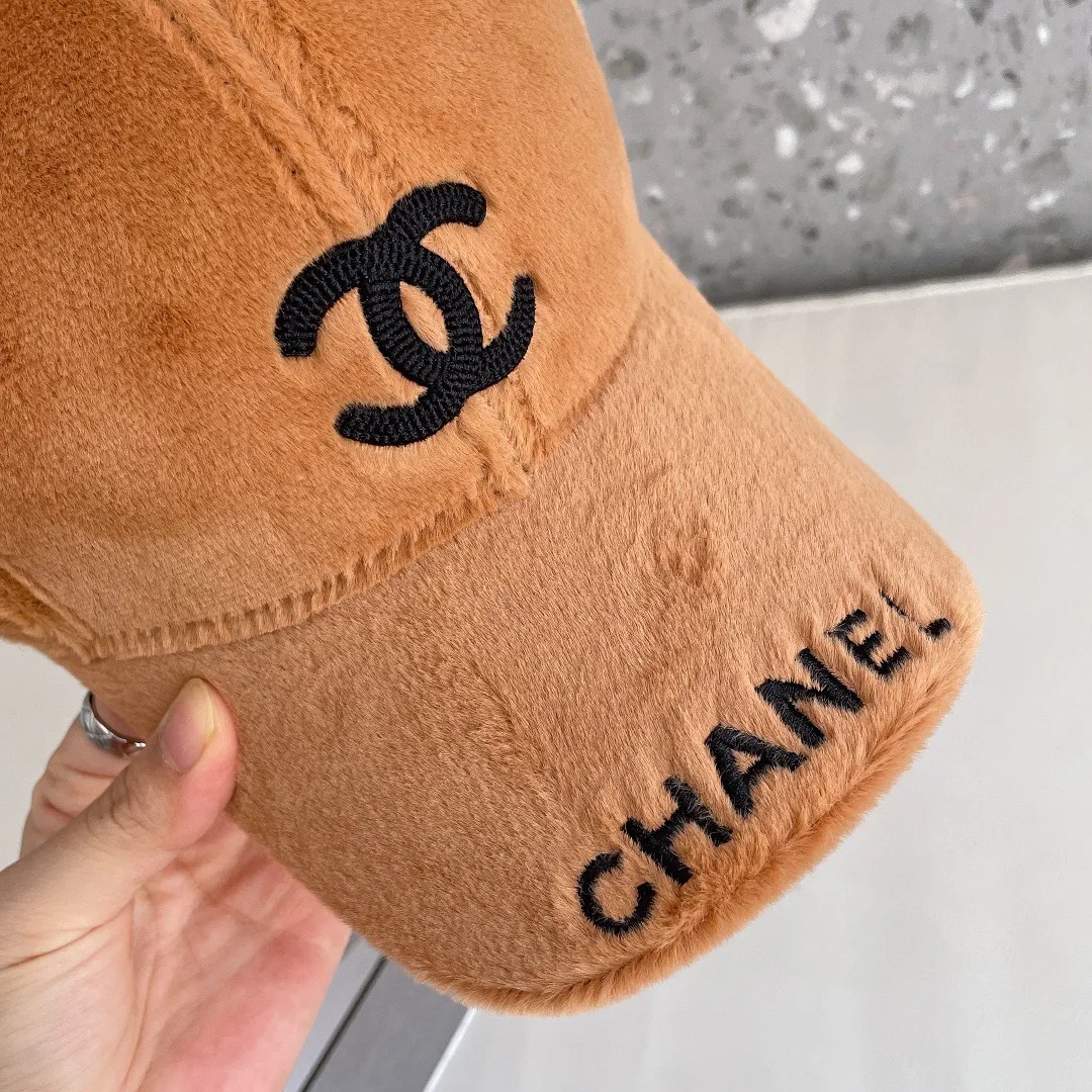 P60 CHANEL Chanel] 2022 new autumn and winter small fragrance style baseball cap🧢, plush and very comfortable. The big brand model is super easy to match, one that you can wear with your eyes closed.
