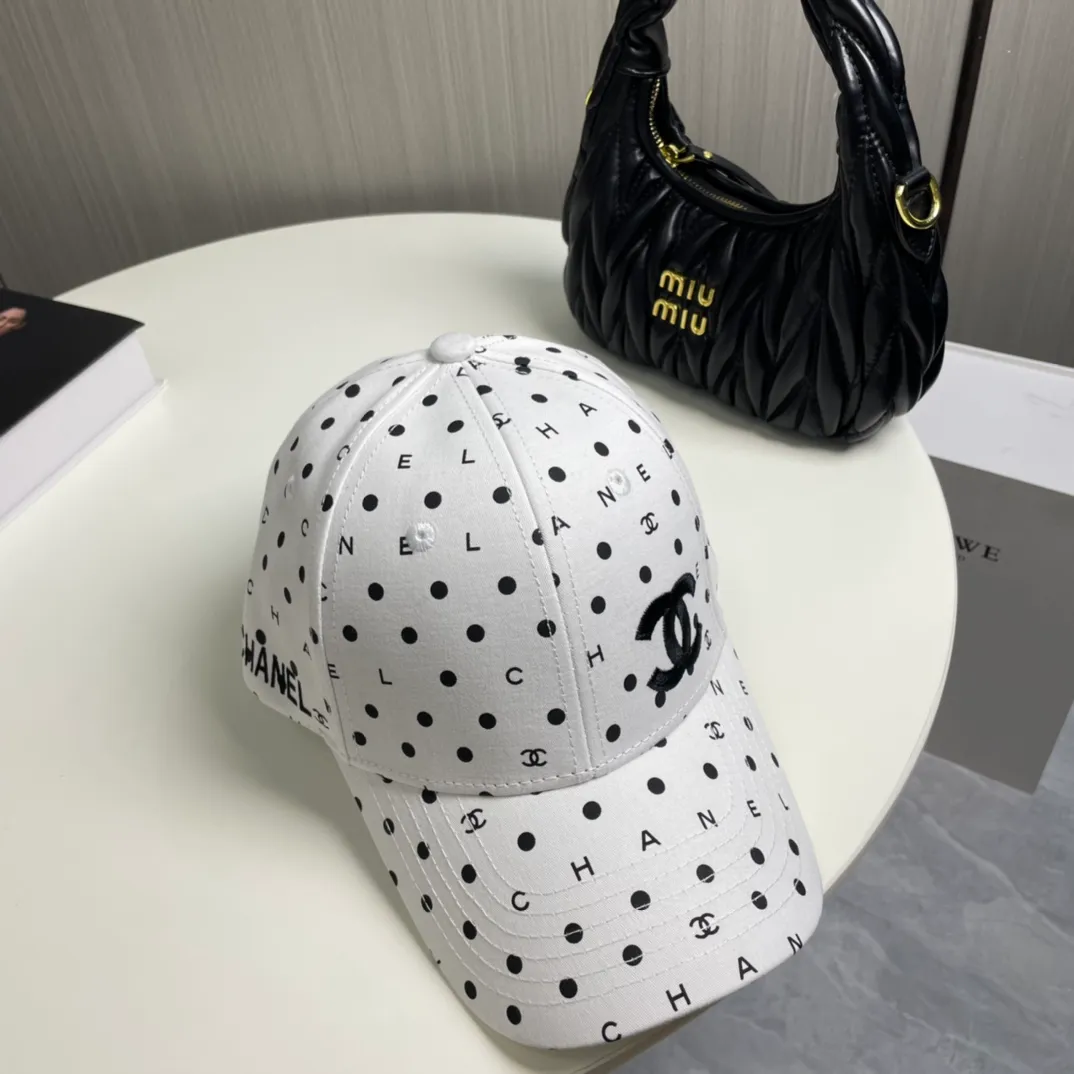 P60 CHANEL] New simple embroidered logo baseball cap 🧢New model shipped, big brand style is super easy to match, hurry up and get it