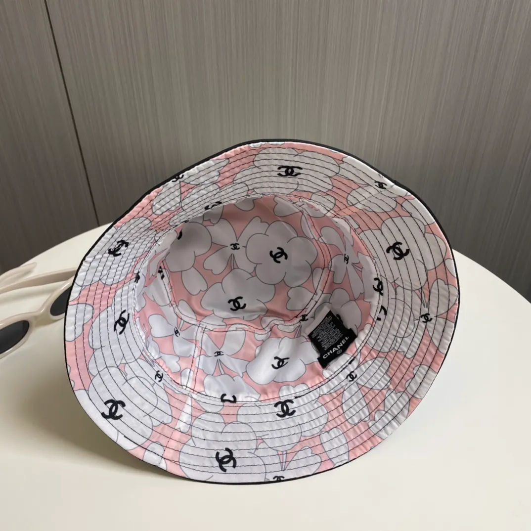P110 The must-have Chanel hats for all seasons, bucket hats and baseball caps are indispensable👇🏻 This year’s new Chanel bucket hat has the double C logo on the front with needlework embroidery design, which is more refined! The classic and versatile black color can be worn all year round. The interior uses pink prints and colorful patterns. The material is thicker and textured, and the shape of the hat has also been improved to be more square. The more I wear it, the more I fall in love with it. It’s really good!
