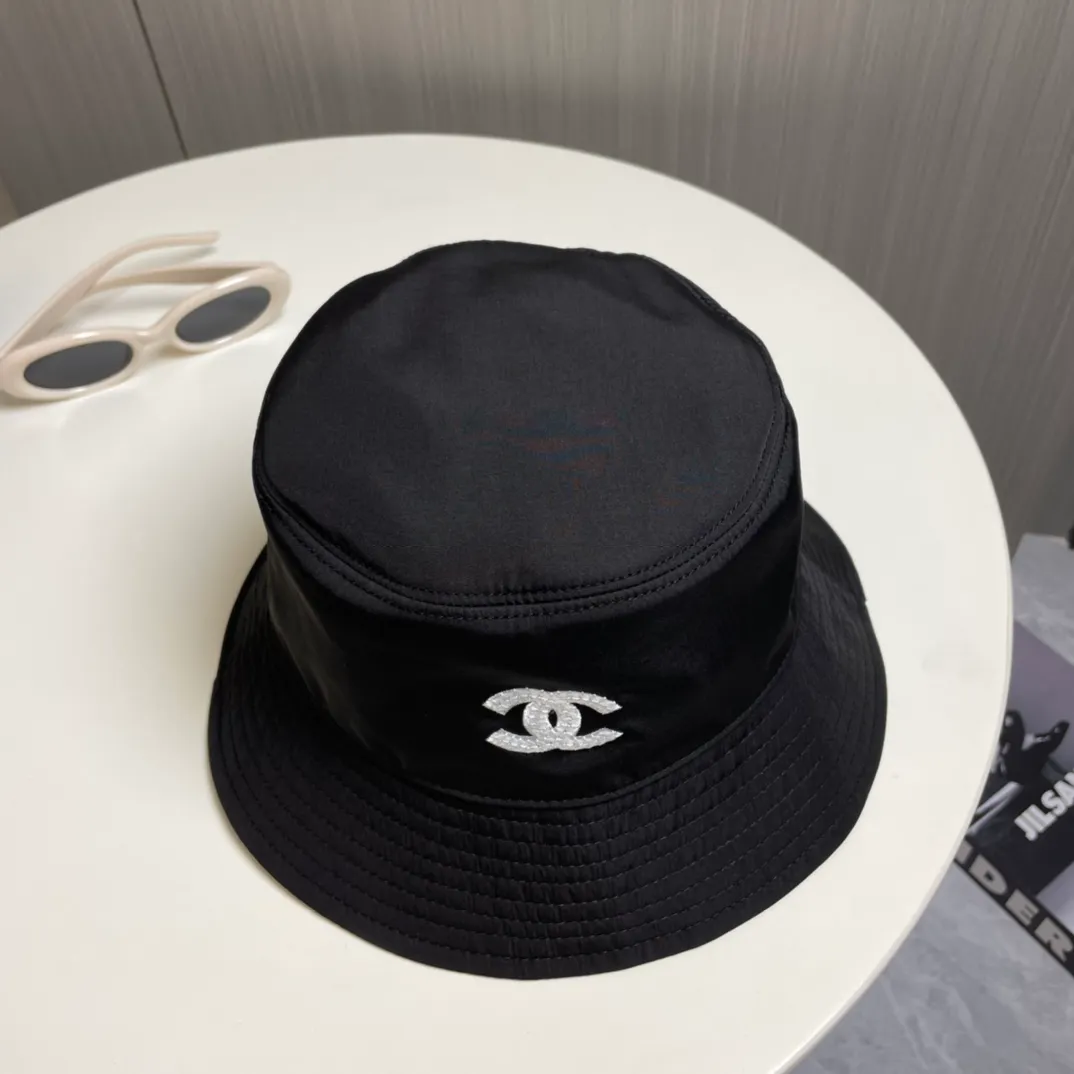 P110 The must-have Chanel hats for all seasons, bucket hats and baseball caps are indispensable👇🏻 This year’s new Chanel bucket hat has the double C logo on the front with needlework embroidery design, which is more refined! The classic and versatile black color can be worn all year round. The interior uses pink prints and colorful patterns. The material is thicker and textured, and the shape of the hat has also been improved to be more square. The more I wear it, the more I fall in love with it. It’s really good!