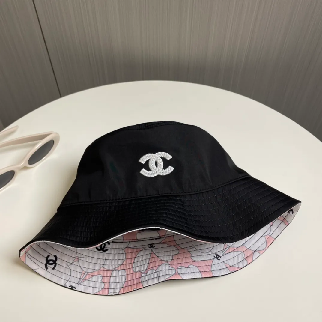 P110 The must-have Chanel hats for all seasons, bucket hats and baseball caps are indispensable👇🏻 This year’s new Chanel bucket hat has the double C logo on the front with needlework embroidery design, which is more refined! The classic and versatile black color can be worn all year round. The interior uses pink prints and colorful patterns. The material is thicker and textured, and the shape of the hat has also been improved to be more square. The more I wear it, the more I fall in love with it. It’s really good!