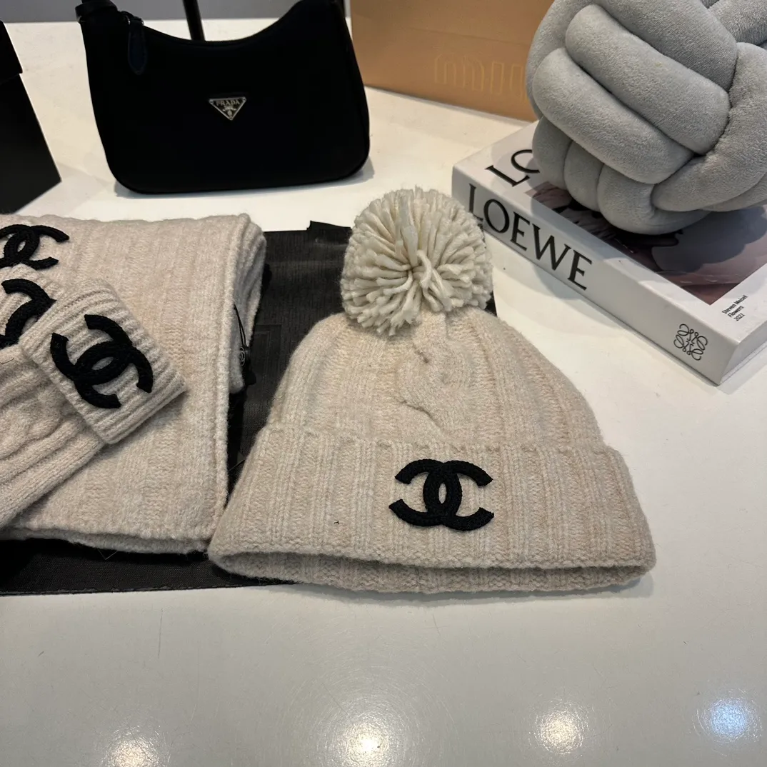 P160 Chanel Chanel autumn and winter woolen suit recommended by internet celebrity fashion bloggers, hat, gloves and scarf three-piece Xiaohongshu hot style, knitted hat with super soft and comfortable feel, excellent elasticity!