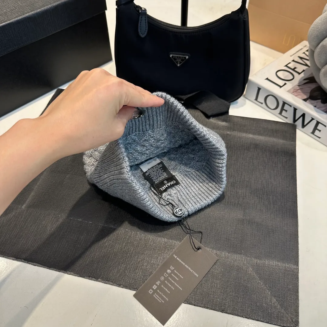 P280 Chane*🆕Chanel 25N new ski series wool hat, hat, scarf set, the popular Lei Feng hat on the Internet, black and white, versatile and cool, can be worn by men and women as a couple, warm and good-looking, a must-have