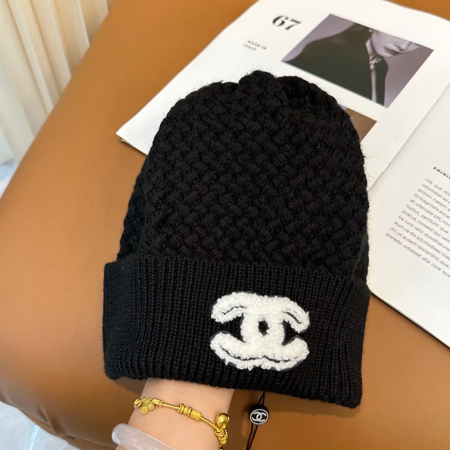 P70 Chanel official website quality Chanel autumn and winter fashion blogger recommended knitted hat, which hides a quiet sense of luxury. Every line is neat and generous, simple but not simple, generous and stylish. Every detail shows high-end taste, and the sense of fashion becomes more and more intriguing in the restraint.