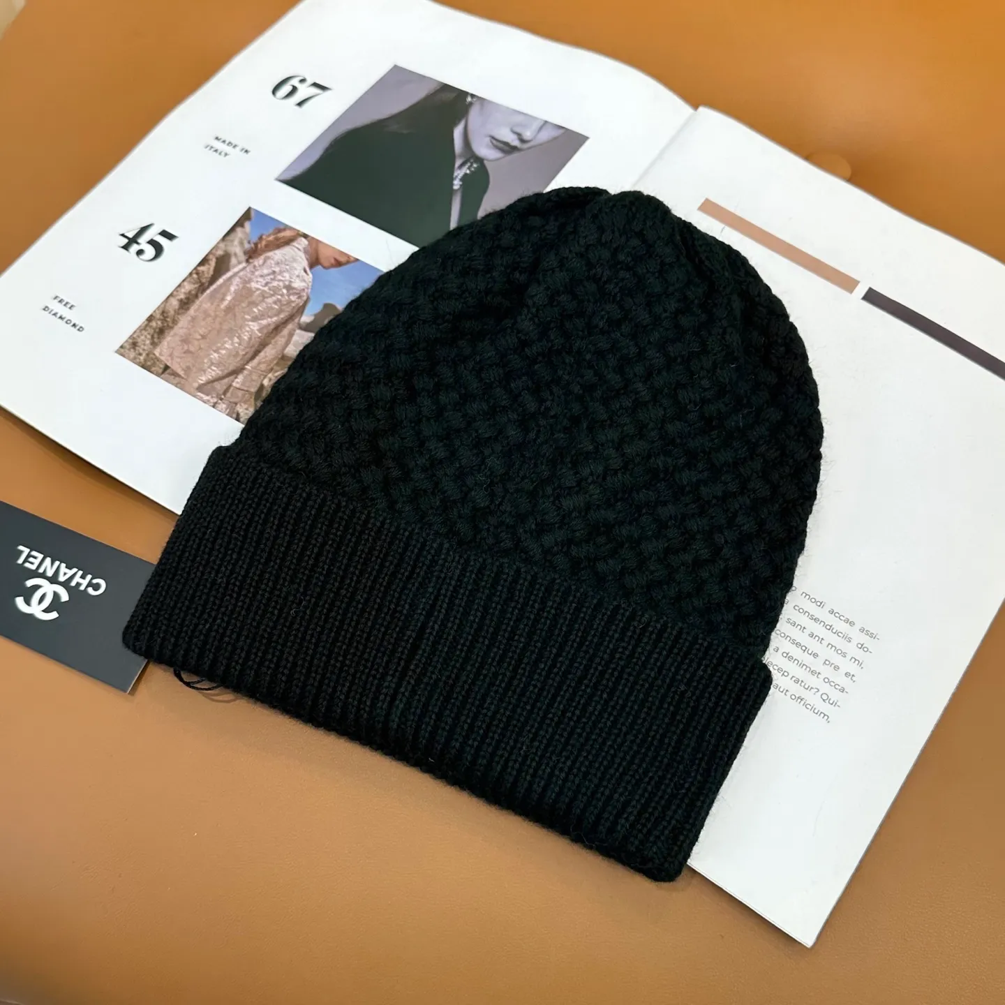 P70 Chanel official website quality Chanel autumn and winter fashion blogger recommended knitted hat, which hides a quiet sense of luxury. Every line is neat and generous, simple but not simple, generous and stylish. Every detail shows high-end taste, and the sense of fashion becomes more and more intriguing in the restraint.
