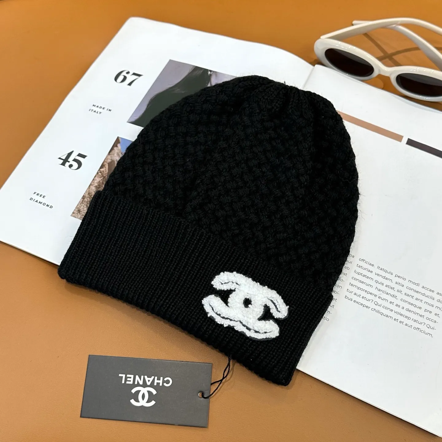 P70 Chanel official website quality Chanel autumn and winter fashion blogger recommended knitted hat, which hides a quiet sense of luxury. Every line is neat and generous, simple but not simple, generous and stylish. Every detail shows high-end taste, and the sense of fashion becomes more and more intriguing in the restraint.