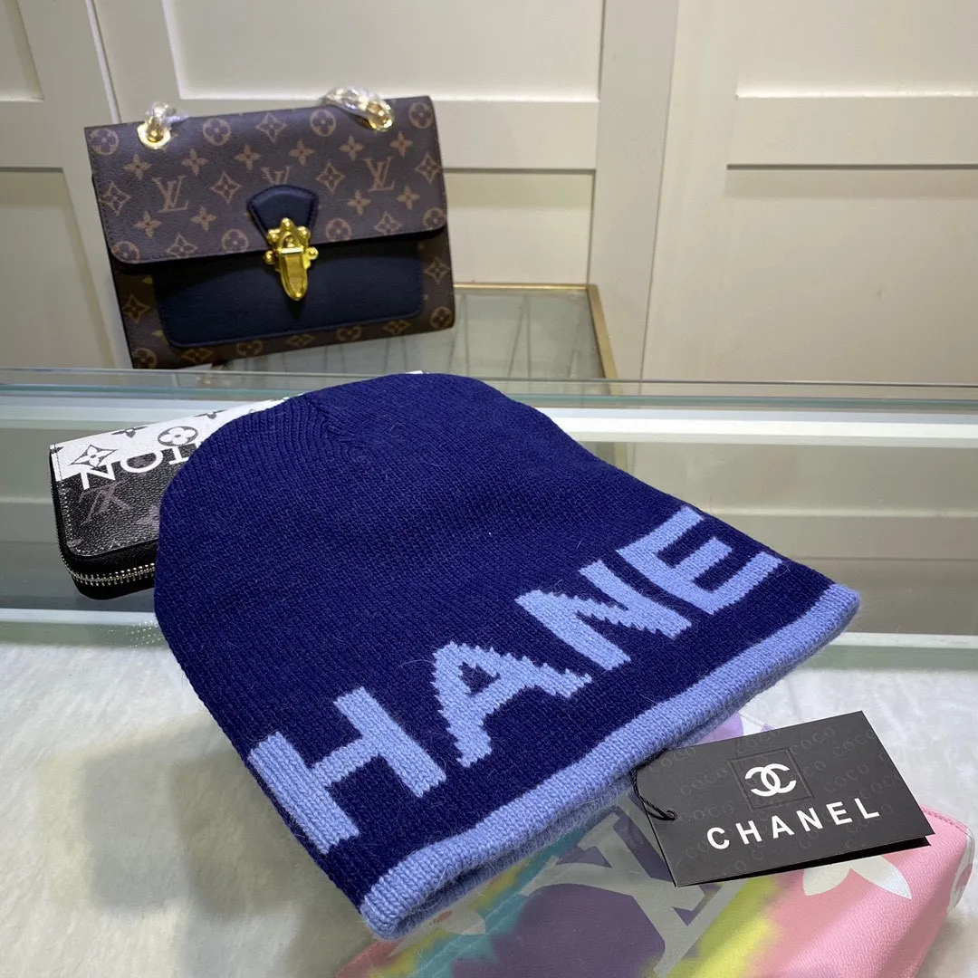 P44 comes with dust bag. CHANEL🎩cashmere wool quality knitted hat, fashionable, good quality, high-end, super soft! Super hot💖The texture is great and it’s great to match when out on the street! Fashion trends! A must-have item for autumn and winter, get it now!
