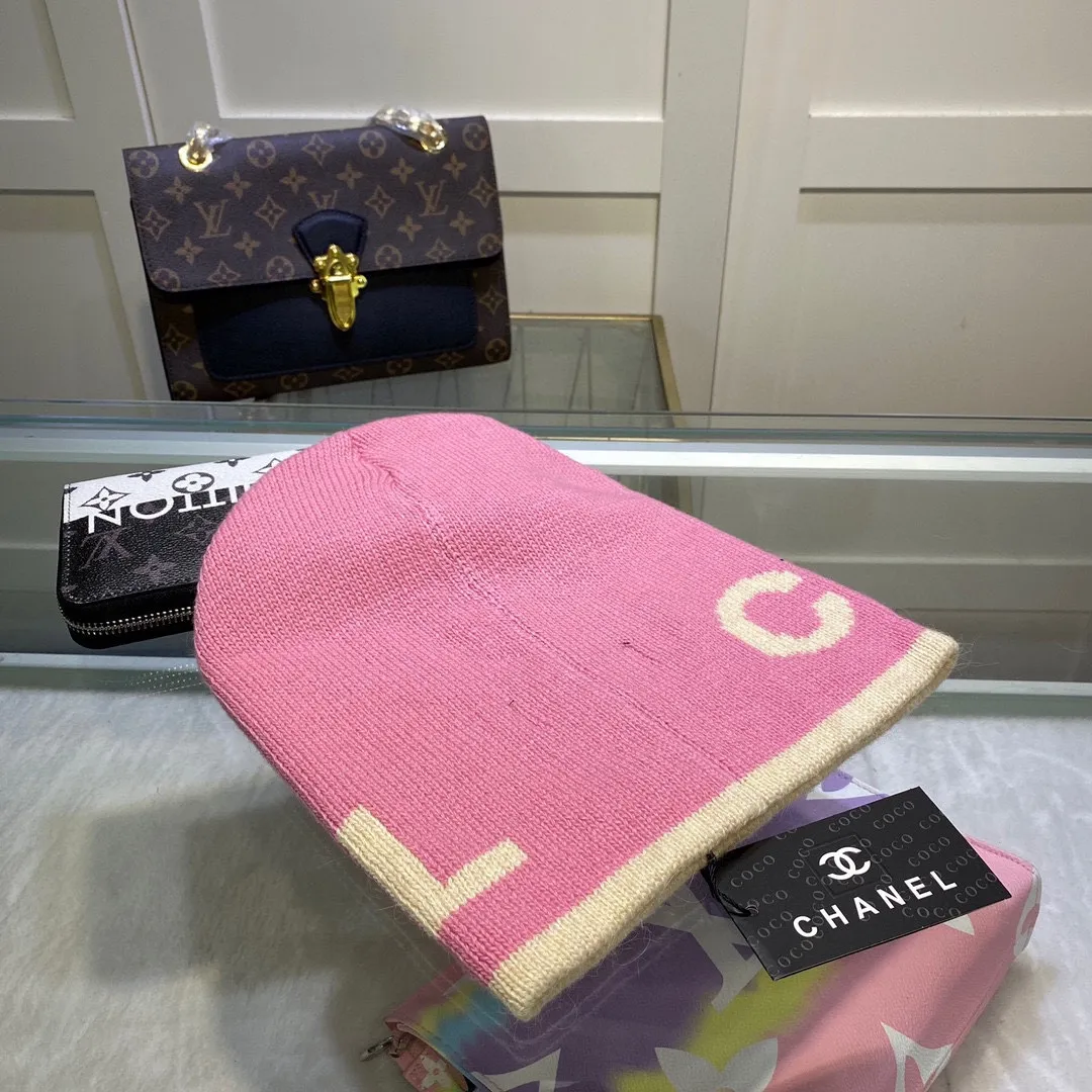 P44 comes with dust bag. CHANEL🎩cashmere wool quality knitted hat, fashionable, good quality, high-end, super soft! Super hot💖The texture is great and it’s great to match when out on the street! Fashion trends! A must-have item for autumn and winter, get it now!