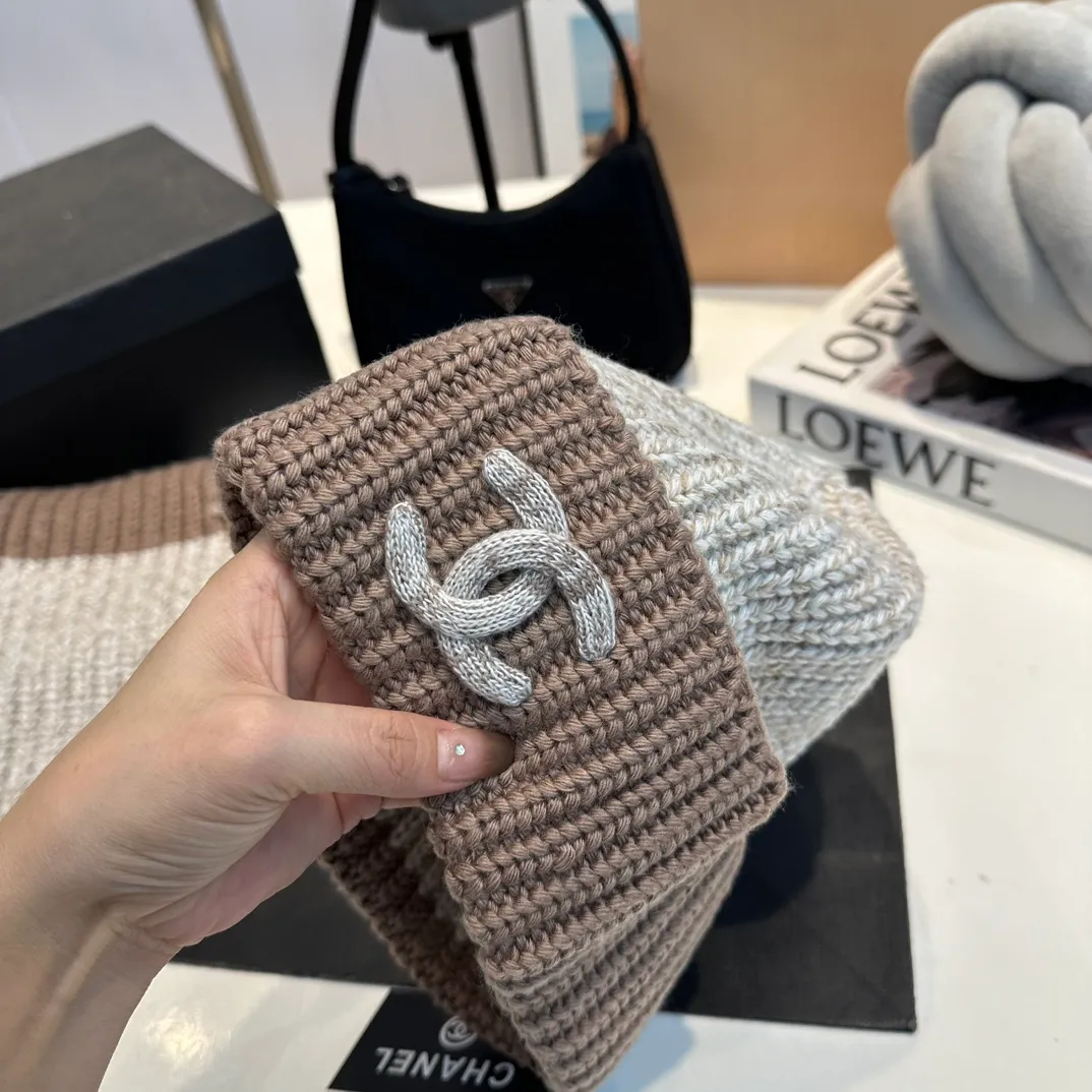 P170 CHANEL official website new classic suit hat! Hat ➕Scarf! It feels great in hand! It’s warm and super comfortable. This winter, all you need is a hat set like this. It’s warm and fashionable! Welcome to choose!!
