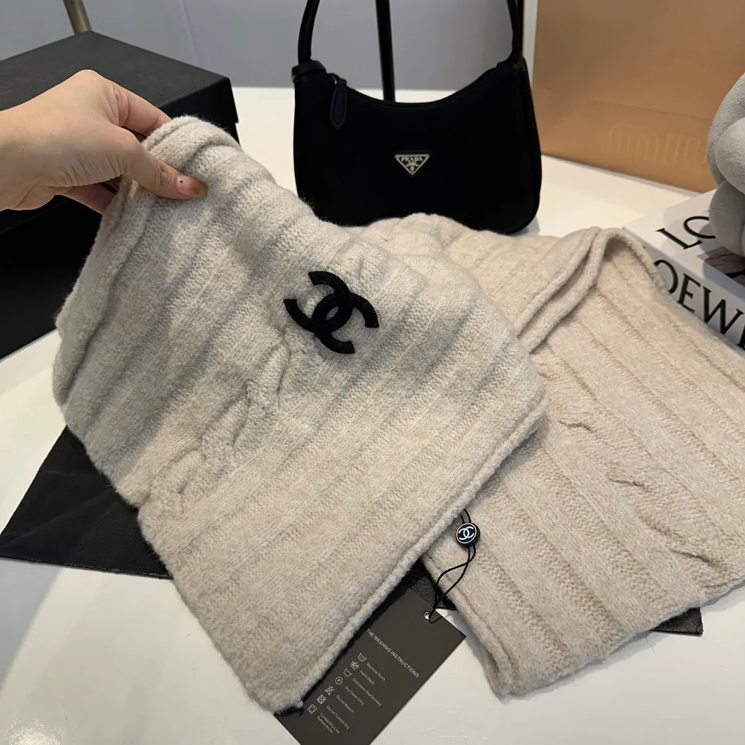 P160 Chanel Chanel autumn and winter woolen suit recommended by internet celebrity fashion bloggers, hat, gloves and scarf three-piece Xiaohongshu hot style, knitted hat with super soft and comfortable feel, excellent elasticity!