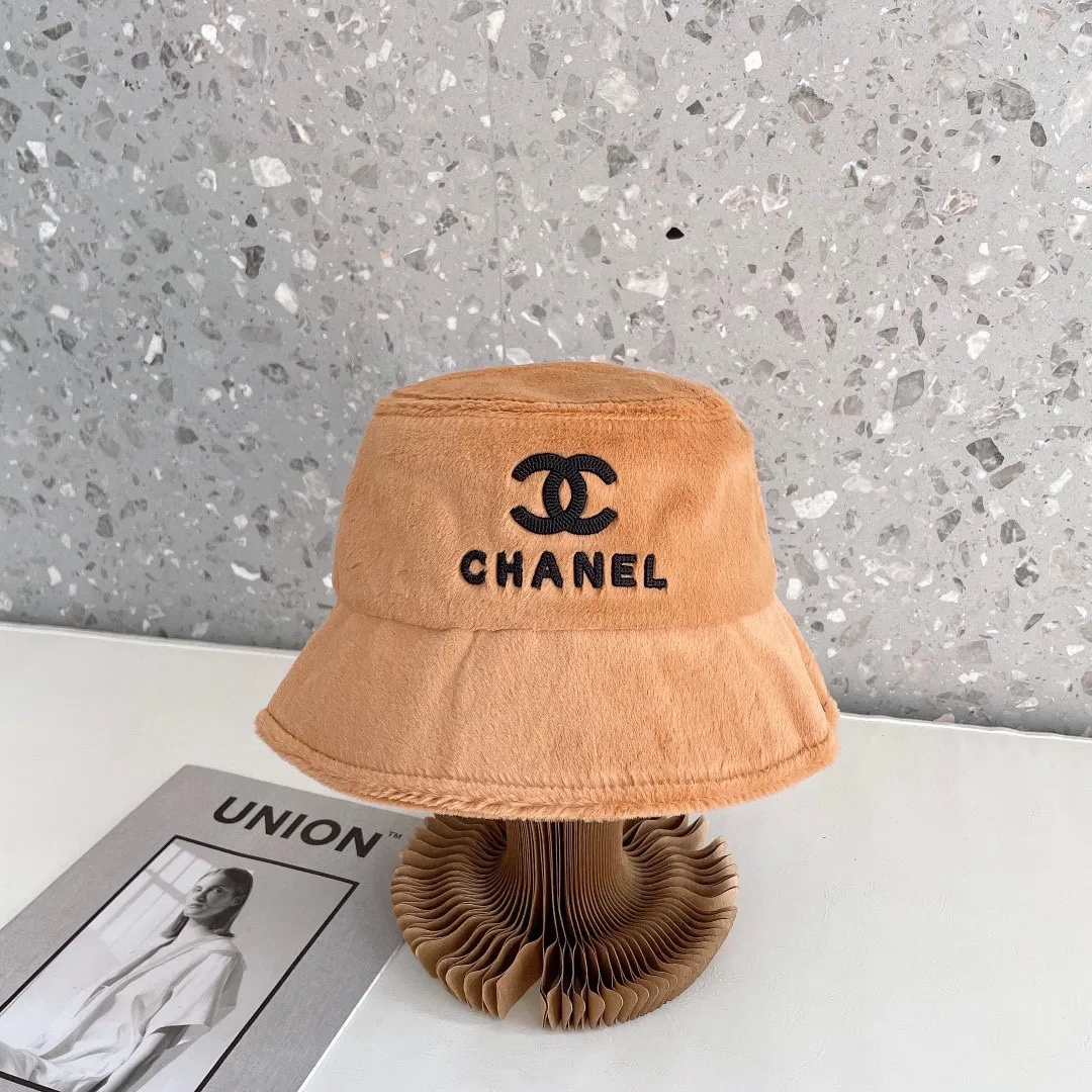 P70 CHANEL Chanel] 2022 new autumn and winter small fragrance style fisherman hat, plush and very comfortable. The big brand model is super easy to match, one that you can wear with your eyes closed.