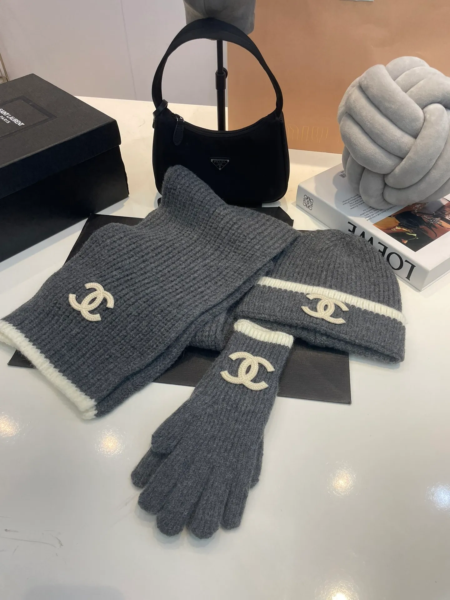 P180 CHANEL [Wool Suit, Scarf + Gloves + Hat-] Classic suit, hat, wool knitted hat and gloves, warm and super comfortable for winter. It’s a magical tool for young ladies to reduce their age~warm and fashionable! Can be made into mother-daughter parent-child style. Scarf: 185/35cm. Hat. Head circumference around 57 cm.