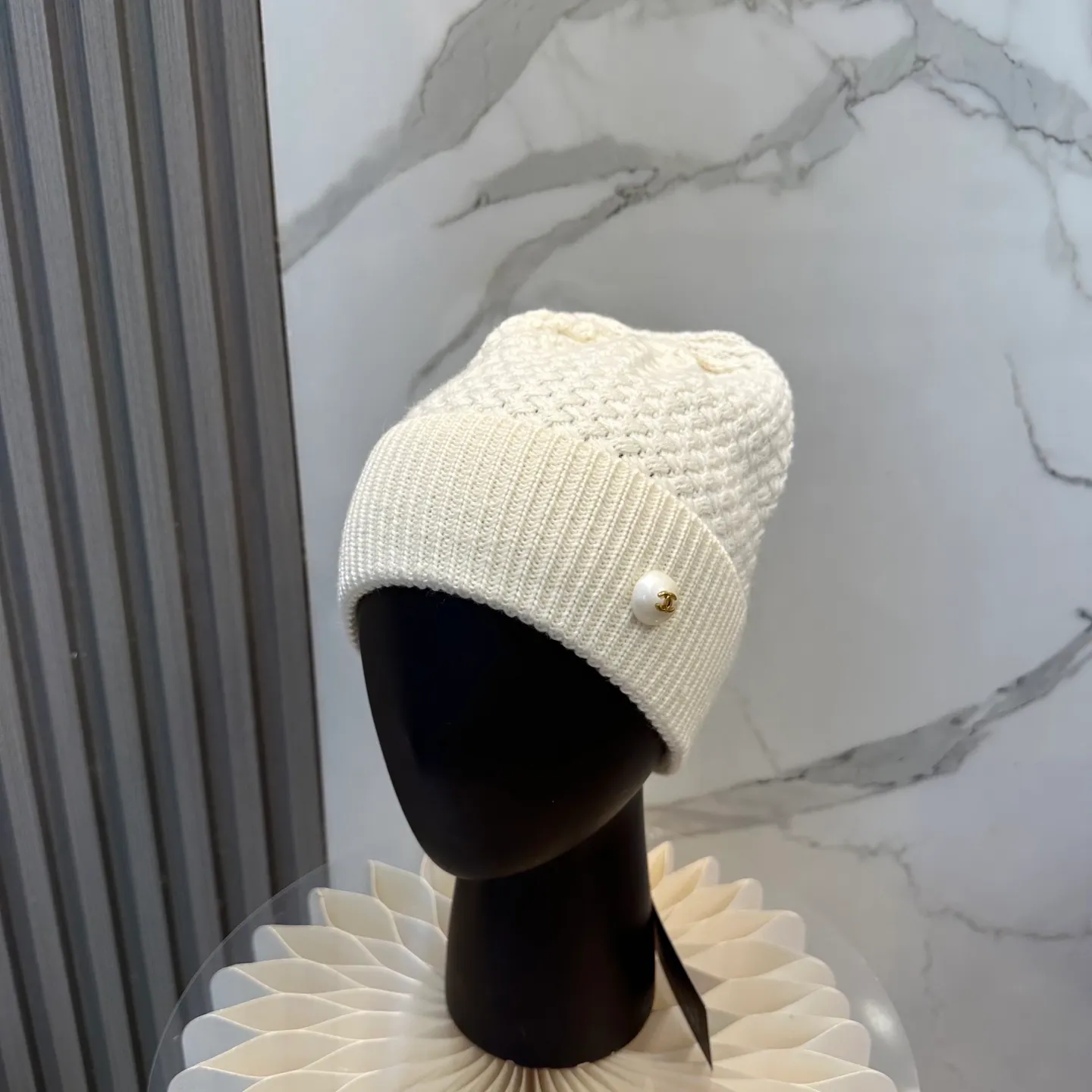 P70 Chanel official website quality Chanel autumn and winter fashion blogger recommended knitted hat, which hides a quiet sense of luxury. Every line is neat and generous, simple but not simple, generous and stylish. Every detail shows high-end taste, and the sense of fashion becomes more and more intriguing in the restraint.