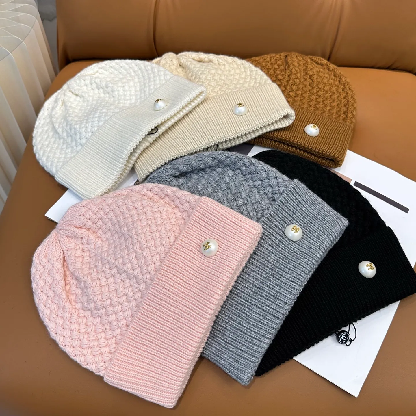 P70 Chanel official website quality Chanel autumn and winter fashion blogger recommended knitted hat, which hides a quiet sense of luxury. Every line is neat and generous, simple but not simple, generous and stylish. Every detail shows high-end taste, and the sense of fashion becomes more and more intriguing in the restraint.