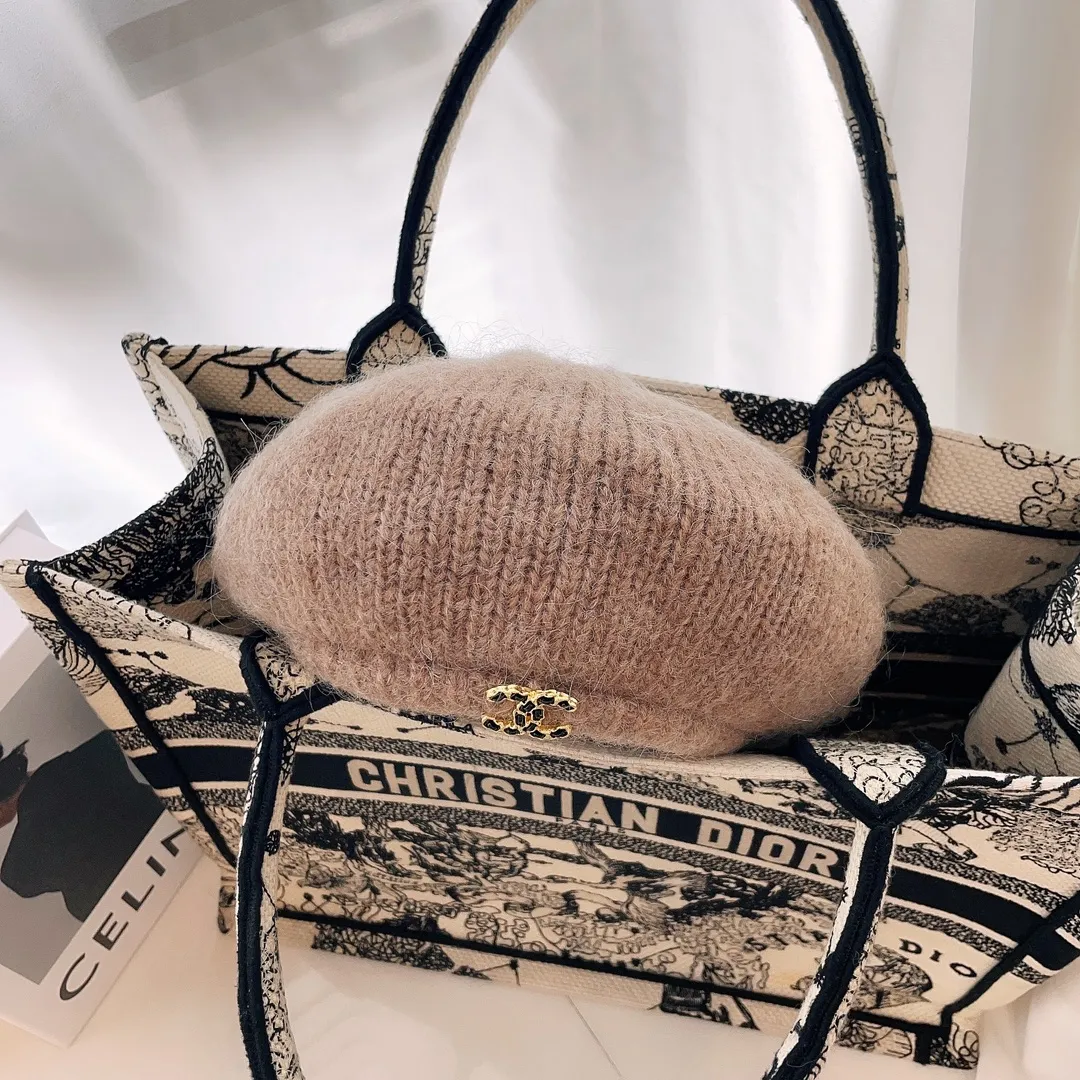 Special batch of 60 Chanel new autumn and winter seahorse hair knitted berets. Soft and comfortable, fairy-like berets, elegant yet high-end. It has a "fashionable halo" vision on the top. It is full of luxury brand feeling and is very friendly to face requirements.