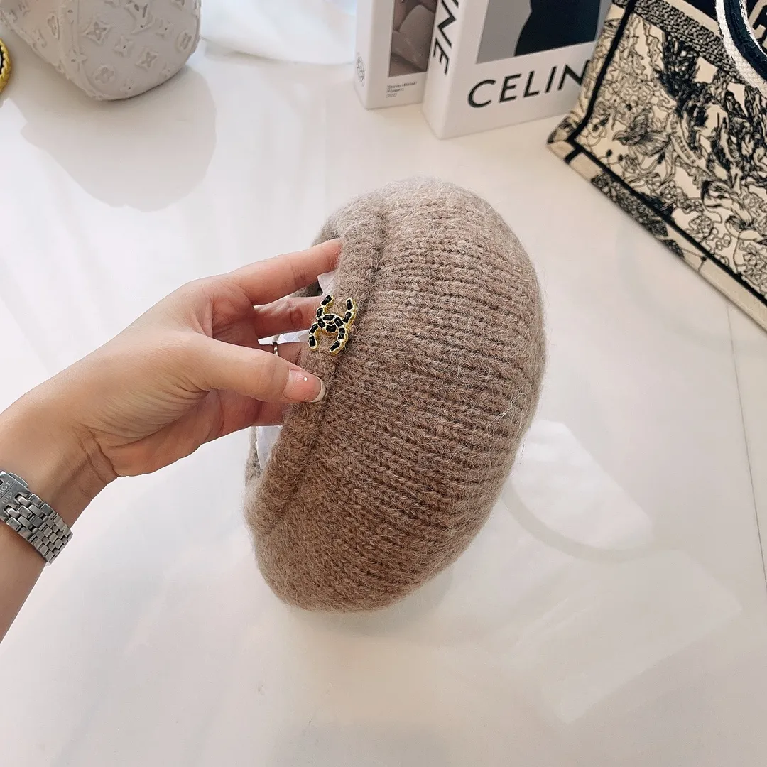 Special batch of 60 Chanel new autumn and winter seahorse hair knitted berets. Soft and comfortable, fairy-like berets, elegant yet high-end. It has a "fashionable halo" vision on the top. It is full of luxury brand feeling and is very friendly to face requirements.